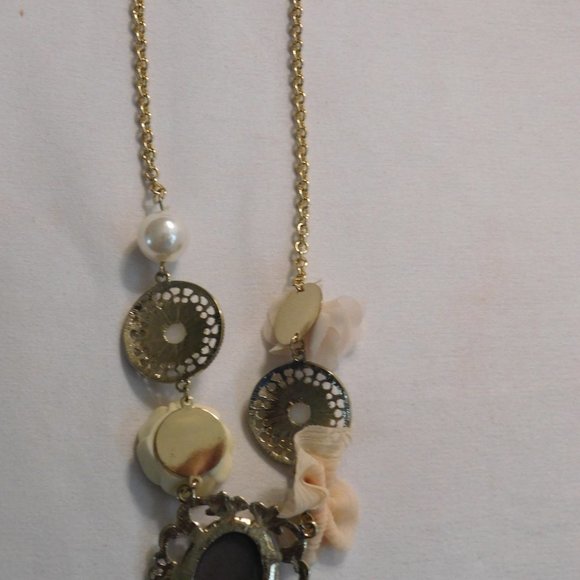 Store Twenty One Victorian Cameo Rose Flower Necklace - Picture 4 of 7